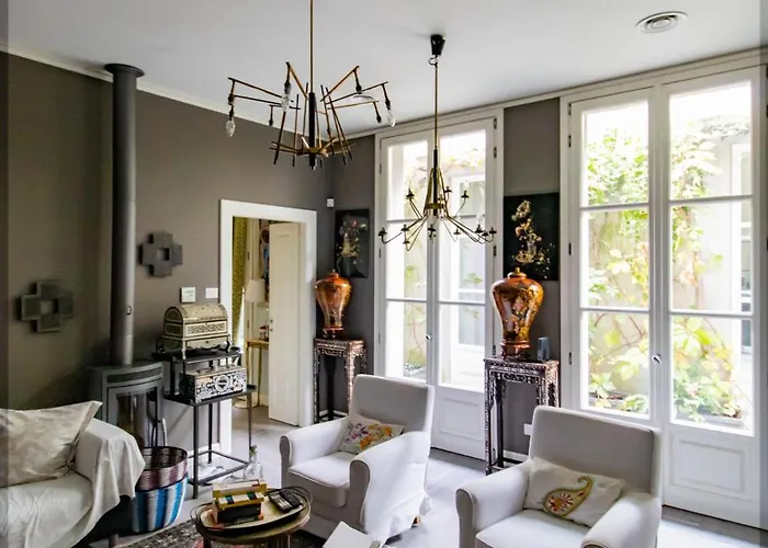 Designed Luxury Loft With Private Exclusive Garden فيلة